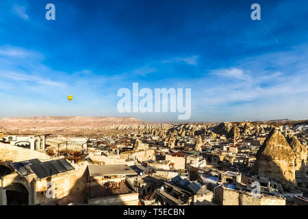 Paysage de maisons traditionnelles et de cheminées de fées à la Cappadoce Banque D'Images