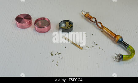 Joint de marijuana, bourgeons, grinder pipe et sont sur le tableau blanc. Le Cannabis. Banque D'Images