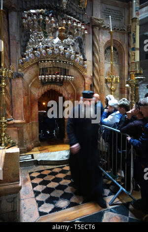 Israël - Jérusalem Saint-sépulcre église - ÉGLISE DU ST SÉPULCRE JÉRUSALEM - ÉGLISE DE LA RÉSURRECTION - CHURCHOF L'ANASTASIS - quartier chrétien de Jérusalem VIEILLE VILLE - Jésus tombe - AEDICULA - Mont Golgotha - Jérusalem - Jérusalem PÈLERINS ARCHITECTURE ET L'HISTOIRE - LA PHOTOGRAPHIE EN COULEURS © Frédéric Beaumont Banque D'Images