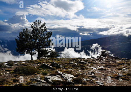 Les nuages et le paysage au-dessus de la Gorge de Poqueira dans la région de l'Alpujarra de la Parc National de la Sierra Nevada en Andalousie, espagne. Banque D'Images