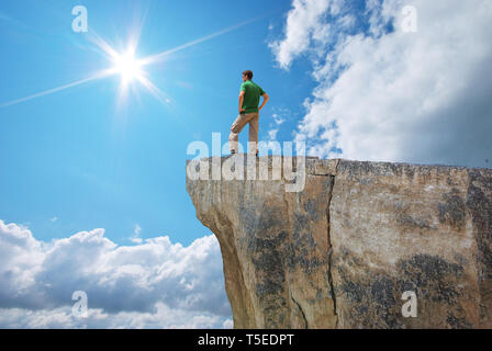 L'homme sur le bord de la montagne. Scène conceptuelle. Banque D'Images