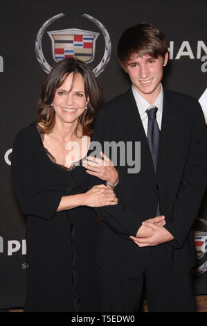 LOS ANGELES, CA. 20 septembre 2006 : l'actrice Sally Field & fils SAM à la 13e édition de la premiere femme Magazine gala à Hollywood au Beverly Hills Hotel. © 2006 Paul Smith / Featureflash Banque D'Images