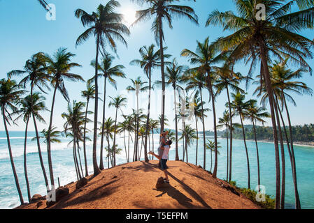 Couple aimant au Coconut tree hill à Mirissa, Sri Lanka Banque D'Images