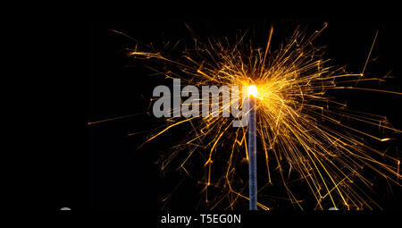 Burning sparkler firework le soir du réveillon détail Banque D'Images