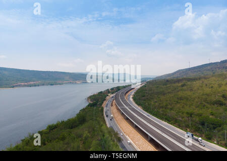 Drone abattu vue aérienne paysage de péages d'autoroute en construction près de Big River naturelles Banque D'Images