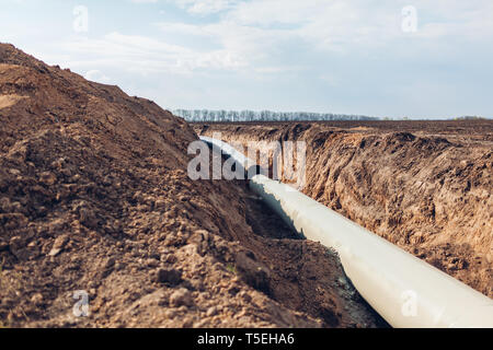 Pipeline de gaz industriels. Poser de nouvelles canalisations dans domaine souterrain. Construction en plein air Banque D'Images