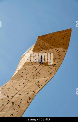 L'homme sur le mur d'escalade grimper seul pour le haut Banque D'Images