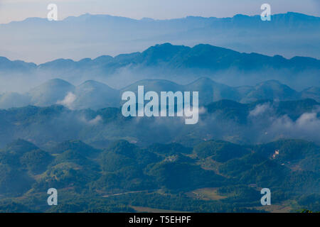 Le brouillard et la vallée de montagne nuage paysage, Chine Banque D'Images