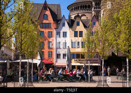 Le marché aux poissons dans la partie ancienne de la ville, maisons en face de l'église St Martin brut, Cologne, Allemagne. der Fischmarkt in der Altstadt, Haeuser Banque D'Images