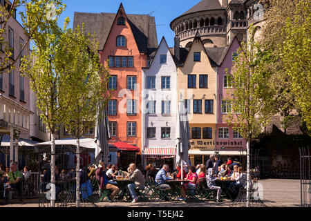 Le marché aux poissons dans la partie ancienne de la ville, maisons en face de l'église St Martin brut, Cologne, Allemagne. der Fischmarkt in der Altstadt, Haeuser Banque D'Images