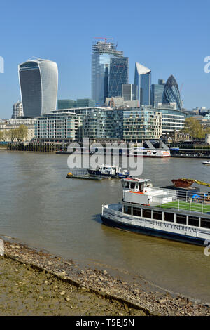 Vue sur la rivière Thames et la ville de Londres, London Riverside plus. United Kingdom Banque D'Images