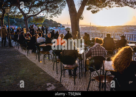 Les gens à Miradouro Sophia de Mello Breyner Andresen également connu sous le nom de Miradouro da Graça point d'observation à Lisbonne, Portugal Banque D'Images