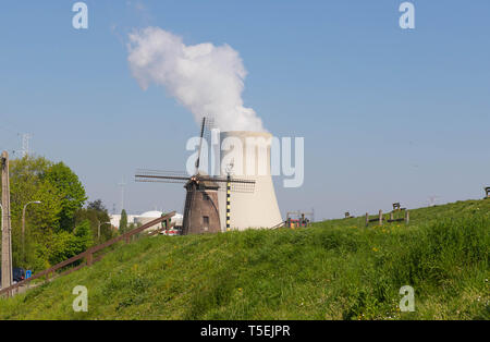 Doel, Belgique - 21 Avril 2019 : près de Doel, village abandonné, petits vieux moulin en face de la centrale nucléaire de Doel Banque D'Images