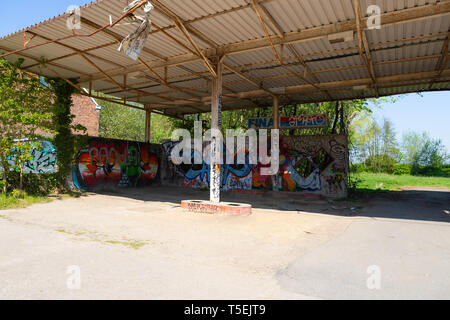 Doel, Belgique - 21 Avril 2019 : près de village abandonné, street art sur un vandalisé, ancien poste d'essence Banque D'Images