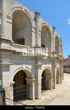 Amphithéâtre romain d'Arles, une ville française, située dans le sud de la France, dans le département des Bouches-du-Rhône, dont elle est une sous-préfecture Banque D'Images