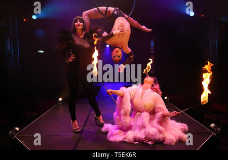 Acteurs de la Petite Mort Club (De gauche à droite) Bernie Dieter, Beau Sargent, et Kitty Bang Bang effectuer lors d'un appel à la photo le bas ventre Southbank Festival sur la Queen's Promenade sur la rive sud de la Tamise. Banque D'Images