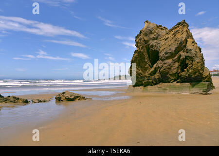 Plage avec le gros rocher dans la mer à Biarritz, une ville sur la côte atlantique dans le département des Pyrénées-Atlantiques dans le Pays Basque Français dans la Banque D'Images