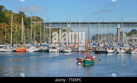 Port Rhu et pont de Douarnenez, une commune française, située dans le département de nord-ouest de la France. Banque D'Images