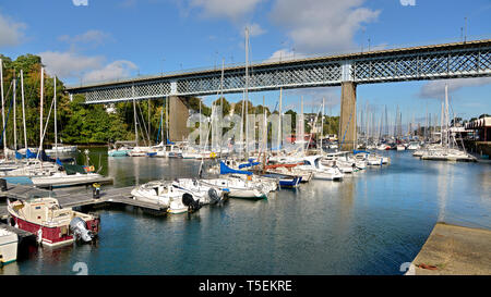 Port Rhu et pont de Douarnenez, une commune française, située dans le département de nord-ouest de la France. Banque D'Images