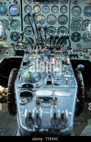 Creative photographie couleur de la console centrale à l'intérieur d'une parcelle d'étude britannique avion viscount est concentré sur les indicateurs en arrière-plan. Banque D'Images