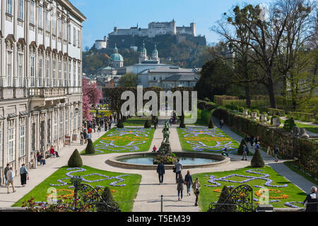 Schloss Mirabell, vue à travers les jardins du palais Mirabell (Mirabellgarten) vers la ville Cathédrale et château au sommet d'une colline, Salzbourg, Autriche. Banque D'Images