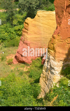 Célèbres falaises de l'ocre à Roussillon, situé à 10 kilomètres à l'ouest d'Apt et à 50 km d'Avignon dans la région Provence en France. Banque D'Images