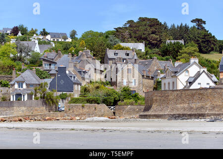 Vieux village et plage de Saint-Michel-en-Grève, commune française du département des Côtes-d'Armor en Bretagne, dans le nord-ouest de la France. Banque D'Images