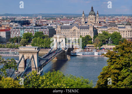 Hongrie, Budapest, pont à chaînes Széchenyi à travers le Danube avec la Basilique St Stephens, vu de la colline du château. Banque D'Images