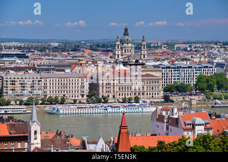 Hongrie, Budapest, le Danube avec la Basilique St Stephens, vu de la colline du château. Banque D'Images