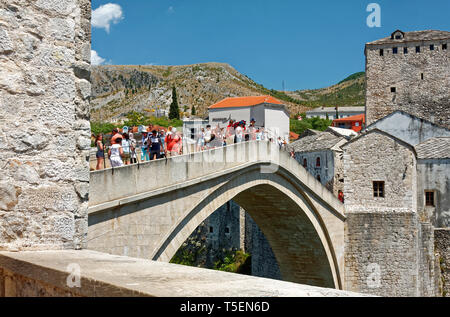 Stari Most, le vieux pont ; 16 siècle pont ottoman ; design arqué ; Tara Tower, pierre, passages, UNESCO World Heritage site, Mostar, Bosnie Herze Banque D'Images
