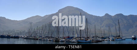 Yachts amarrés dans le port de Hout Bay, près de Cape Town, Afrique du Sud Banque D'Images