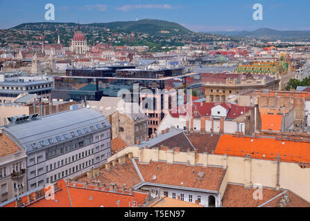 La Hongrie, Budapest, vue depuis le dôme de la Basilique St Stephens avec le Parlement hongrois à gauche et le toit vert et jaune de la Banque d'épargne postale Royal sécessionnistes sur la droite. Banque D'Images