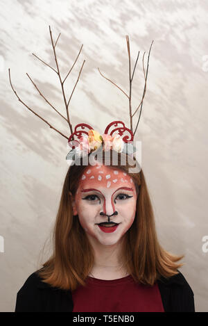Jeune fille de l'adolescence avec la peinture du corps et costume habillé en fée de la forêt prêt pour une Halloween party Banque D'Images