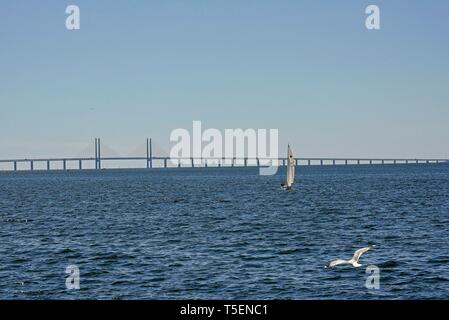 Le Pont de l'Oresund traversant le détroit de l'Oresund, reliant Copenhague au Danemark et Malmo en Suède, son le plus long pont ferroviaire et routier combiné en Europ Banque D'Images