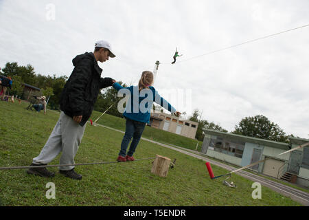 CORDES SUR CIEL, FRANCE - Le 04 octobre : formation d'un homme une fille faire higline sur une corde avec un homme derrière eux faisant highline, Occitanie, Cordes sur Ciel, France le 04 octobre 2014 à Cordes sur Ciel, France. Banque D'Images