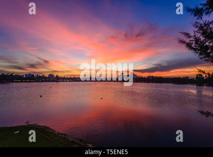 Coucher du soleil à Ho Nam, Bac Lieu Ville, Viet Nam, Tuesday‎ ‎April‎ ‎‎, 23, 2019 ‎6:23 PM Banque D'Images