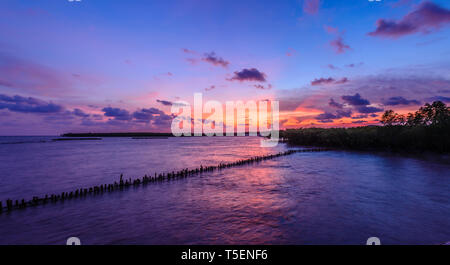 Coucher du soleil à Nha Mat, Bac Lieu, le Viet Nam Banque D'Images