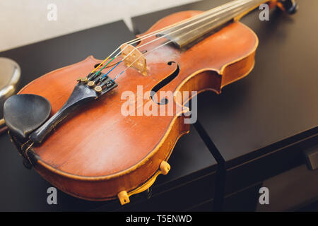 Le violon sur le sombre tableau, près de - violon sur le parquet, vue de dessus encore de violon sur plancher en bois foncé, vintage et de musique classique Banque D'Images