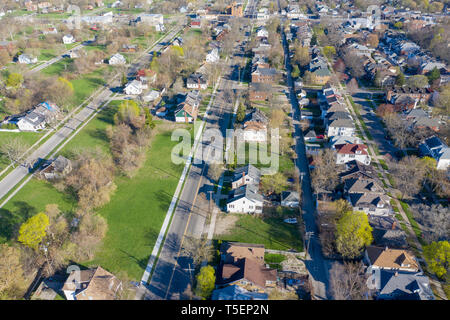 Detroit, Michigan - grandes sections de terrains vacants dans le détroit (à gauche) ne sont pas considérés dans la banlieue riche de Grosse Pointe Park. (La ligne de séparation d Banque D'Images