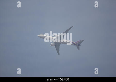 Chiang Mai, Thaïlande - 24 Avril 2019 : Boeing 777-300, HS-TKP TG103 de Thai Airways. Décoller de l'aéroport Suvarnabhumi de Bangkok à Chiang Mai, Thaïlande. Banque D'Images