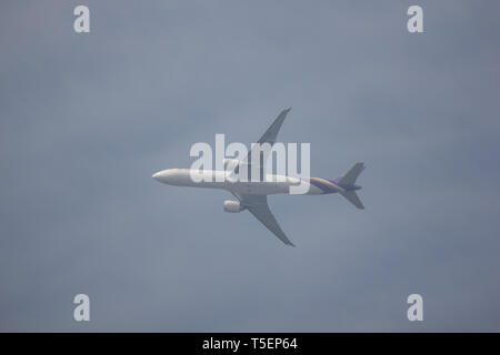 Chiang Mai, Thaïlande - 24 Avril 2019 : Boeing 777-300, HS-TKP TG103 de Thai Airways. Décoller de l'aéroport Suvarnabhumi de Bangkok à Chiang Mai, Thaïlande. Banque D'Images