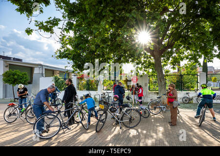 Cordoue, Espagne - 22 Avril 2019 : les cyclistes militant pour l'environnement se prépare pour une course à vélo contre le CO2 Banque D'Images