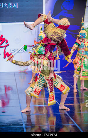 Des danseurs thaïlandais qui dansent le traditionnel Khon thaïlandais au festival de danse Mask à Andong, en Corée du Sud Banque D'Images