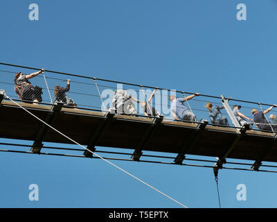 Moersdorf, Rhénanie-Palatinat, Allemagne - 22 Avril 2019 : de nombreux visiteurs sur l'un des plus longs ponts de suspension en Europe Banque D'Images