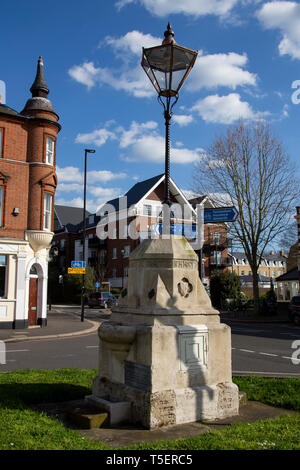Le Hyde Memorial Fountain, fontaine d'eau potable et lampadaire, Upper Square, Isleworth England UK Banque D'Images