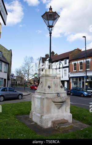 Le Hyde Memorial Fountain, fontaine d'eau potable et lampadaire, Upper Square, Isleworth England UK Banque D'Images