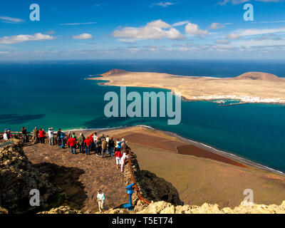 Les touristes regarder de l'autre côté de l'île de La Graciosa du Mirador del Rio vue sur Lanzarote Iles Canaries Banque D'Images