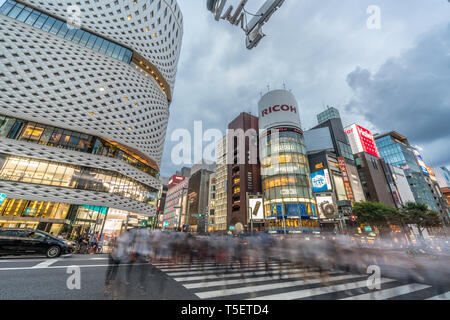 Tokyo, Ginza, Chuo Ward - Août 13, 2017 : Avis de motion blurred personnes et des voitures à Ginza Chuo carrefour entre Dori et Harumi Dori rues. Banque D'Images