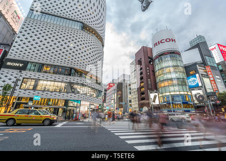 Tokyo, Ginza, Chuo Ward - Août 13, 2017 : Avis de motion blurred personnes et des voitures à Ginza Chuo carrefour entre Dori et Harumi Dori rues. Banque D'Images