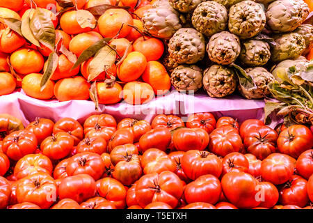 Artichauts tomates oranges sur marché Espagne Europe Banque D'Images